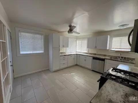 Kitchen - 200 E St, Taft, CA 93268 photo 2 of 2