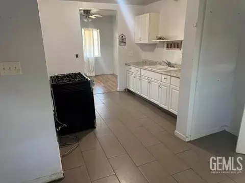 Entry Way - 249 E Marengo Ave, Shafter, CA 93263 photo 5 of 5