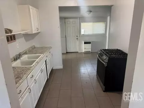 Entry Way - 249 E Marengo Ave, Shafter, CA 93263 photo 4 of 5