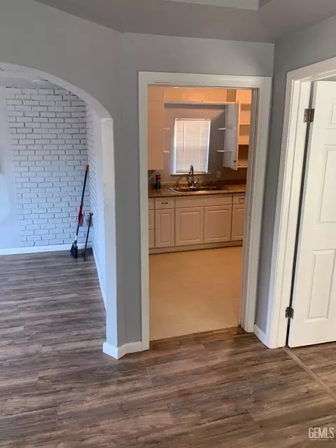 Entry Way - 249 E Marengo Ave, Shafter, CA 93263 photo 2 of 5