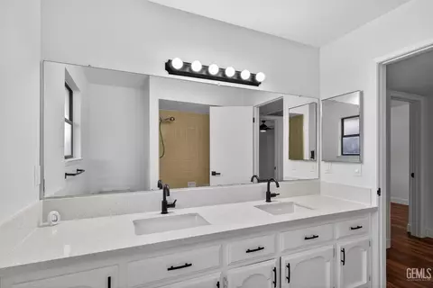 Bath - 4320 Milo Ave, Bakersfield, CA 93313 photo 2 of 3