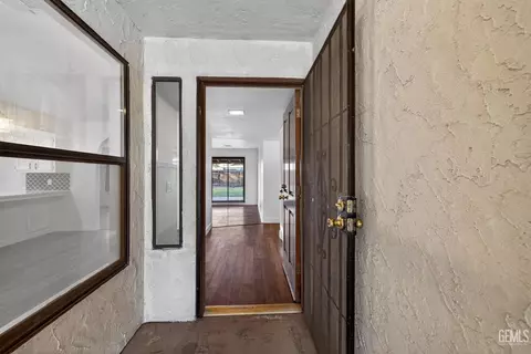 Entry Way - 4320 Milo Ave, Bakersfield, CA 93313 photo 1 of 3