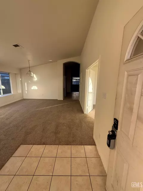 804 N Loch Lloyd Ln, Bakersfield, CA 93312