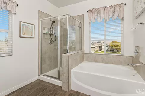 Bath - 9101 Wolf River Ave, Bakersfield, CA 93312 photo 2 of 4