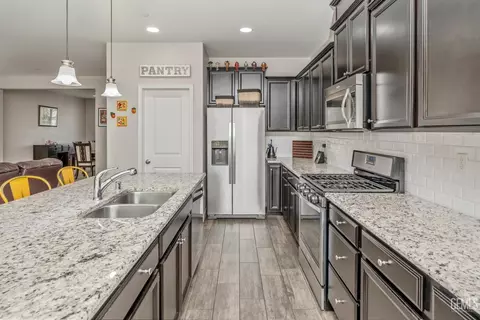 Kitchen - 9101 Wolf River Ave, Bakersfield, CA 93312 photo 5 of 6