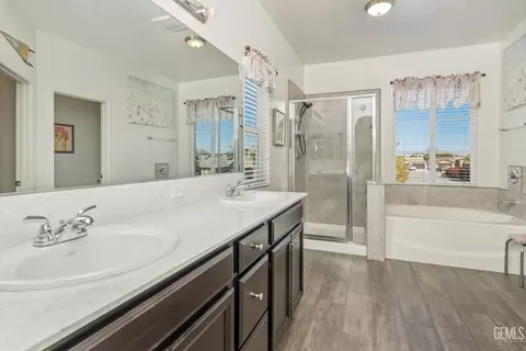 Bath - 9101 Wolf River Ave, Bakersfield, CA 93312 photo 1 of 4