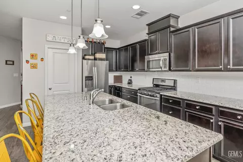Kitchen - 9101 Wolf River Ave, Bakersfield, CA 93312 photo 4 of 6