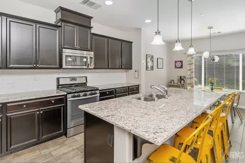 Kitchen - 9101 Wolf River Ave, Bakersfield, CA 93312 photo 2 of 6