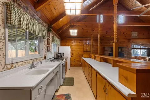 Kitchen - 45796 Carlin Dr, Posey, CA 93260 photo 4 of 8