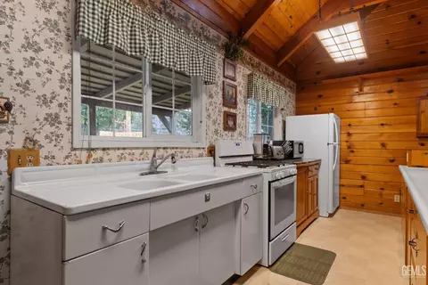 Kitchen - 45796 Carlin Dr, Posey, CA 93260 photo 5 of 8