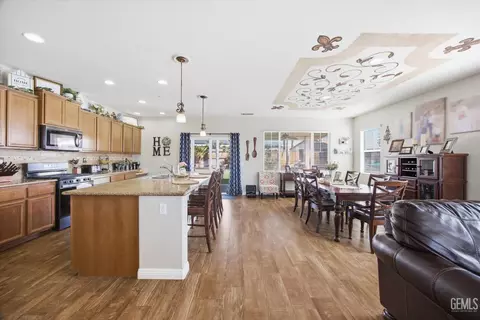 Entry Way - 4504 Basque St, Bakersfield, CA 93313 photo 4 of 9