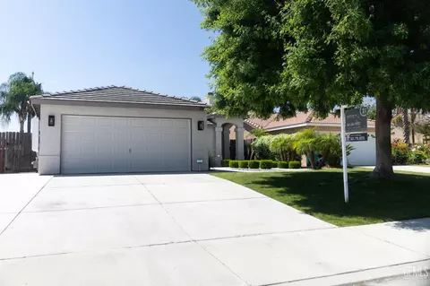 329 W Pilot Ave, Bakersfield, CA 93308