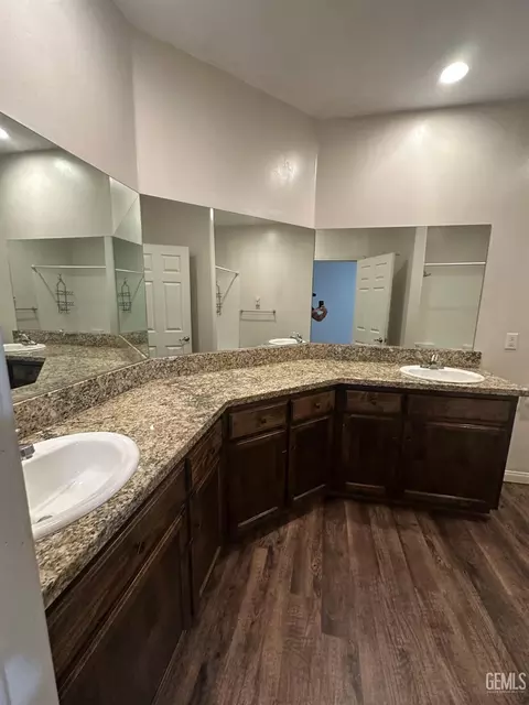 Bath - 1780 Ironbark St, Wasco, CA 93280 photo 2 of 3