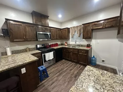 Kitchen - 1780 Ironbark St, Wasco, CA 93280 photo 2 of 2
