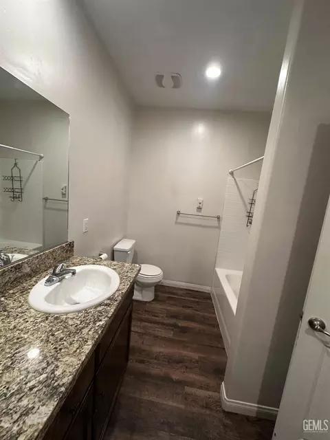 Bath - 1780 Ironbark St, Wasco, CA 93280 photo 3 of 3