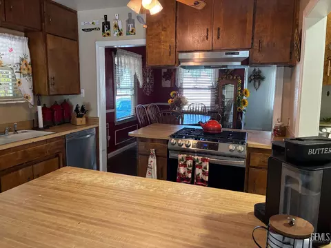 Kitchen - 203 E Lucard St, Taft, CA 93268 photo 2 of 4