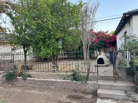 Exterior - 203 E Lucard St, Taft, CA 93268 photo 8 of 12