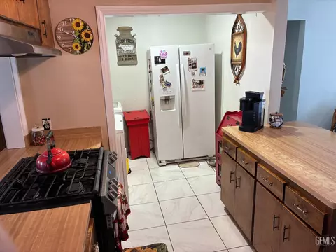 Kitchen - 203 E Lucard St, Taft, CA 93268 photo 4 of 4
