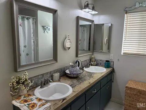 Bath - 203 E Lucard St, Taft, CA 93268 photo 2 of 4