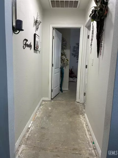 Entry Way - 203 E Lucard St, Taft, CA 93268 photo 2 of 2