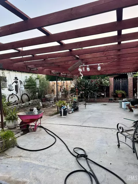 Exterior - 203 E Lucard St, Taft, CA 93268 photo 12 of 12