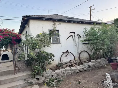 Exterior - 203 E Lucard St, Taft, CA 93268 photo 10 of 12