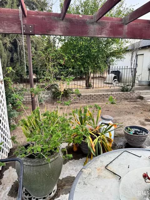 Exterior - 203 E Lucard St, Taft, CA 93268 photo 11 of 12