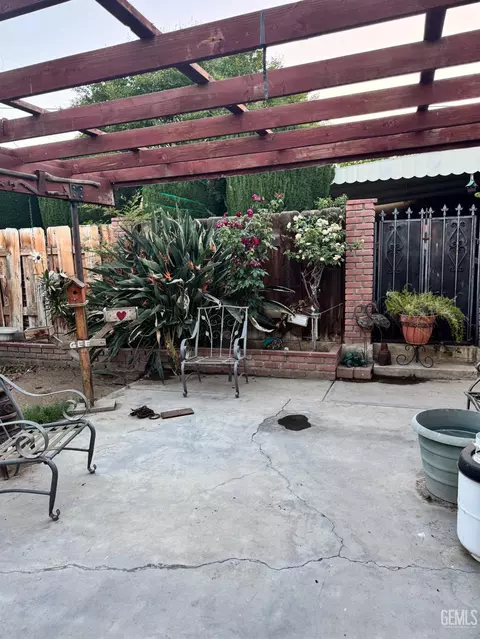 Exterior - 203 E Lucard St, Taft, CA 93268 photo 5 of 12