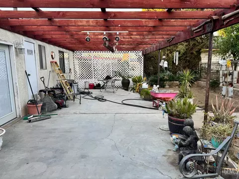 Exterior - 203 E Lucard St, Taft, CA 93268 photo 7 of 12