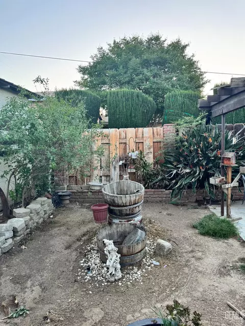 Exterior - 203 E Lucard St, Taft, CA 93268 photo 9 of 12