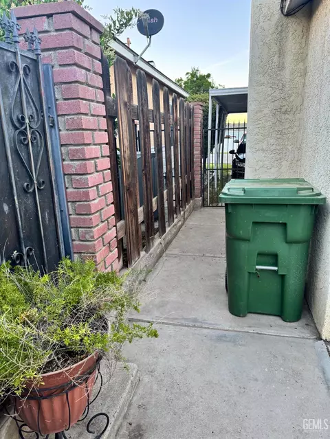 Exterior - 203 E Lucard St, Taft, CA 93268 photo 6 of 12