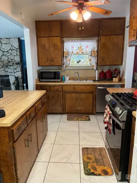 Kitchen - 203 E Lucard St, Taft, CA 93268 photo 3 of 4