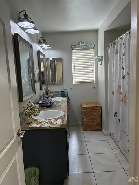 Bath - 203 E Lucard St, Taft, CA 93268 photo 3 of 4