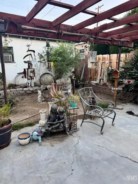 Exterior - 203 E Lucard St, Taft, CA 93268 photo 4 of 12