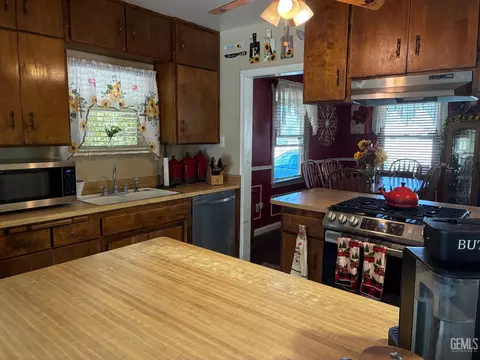 Kitchen - 203 E Lucard St, Taft, CA 93268 photo 1 of 4