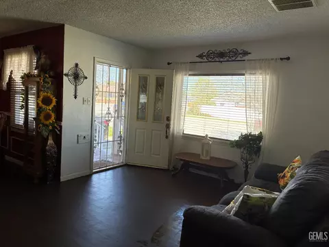 Entry Way - 203 E Lucard St, Taft, CA 93268 photo 1 of 2
