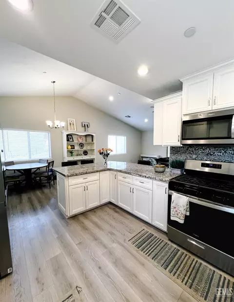 Kitchen - 17950 Zurich Ct, Tehachapi, CA 93561 photo 4 of 4