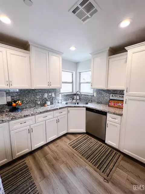 Kitchen - 17950 Zurich Ct, Tehachapi, CA 93561 photo 2 of 4