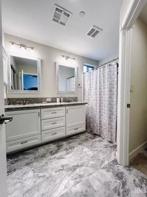 Bath - 17950 Zurich Ct, Tehachapi, CA 93561 photo 2 of 3