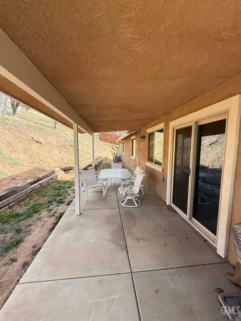 Exterior - 17950 Zurich Ct, Tehachapi, CA 93561 photo 5 of 8