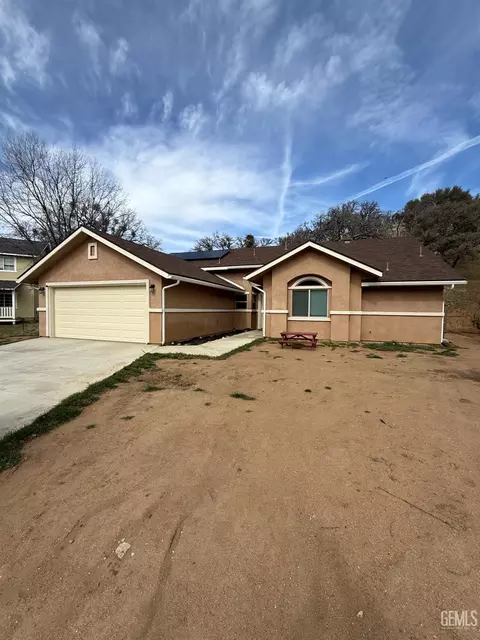 Exterior - 17950 Zurich Ct, Tehachapi, CA 93561 photo 6 of 8