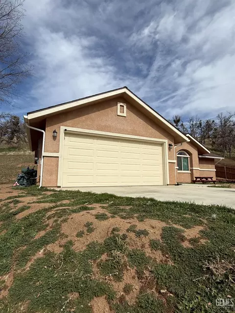 Exterior - 17950 Zurich Ct, Tehachapi, CA 93561 photo 2 of 8