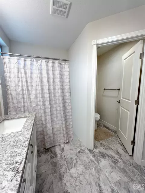 Bath - 17950 Zurich Ct, Tehachapi, CA 93561 photo 3 of 3