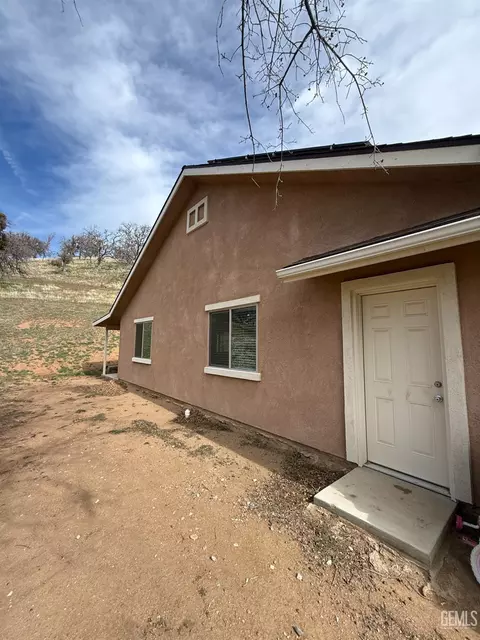 Exterior - 17950 Zurich Ct, Tehachapi, CA 93561 photo 3 of 8