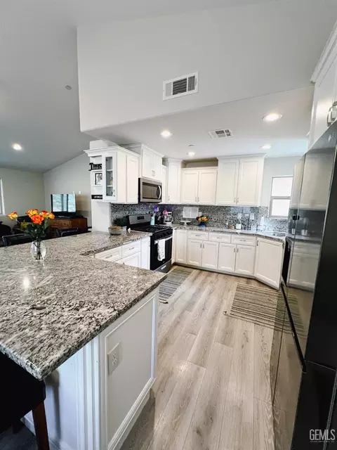 Kitchen - 17950 Zurich Ct, Tehachapi, CA 93561 photo 1 of 4