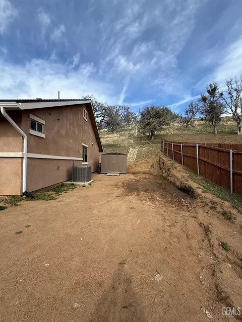 Exterior - 17950 Zurich Ct, Tehachapi, CA 93561 photo 7 of 8