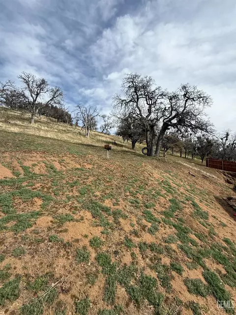 Exterior - 17950 Zurich Ct, Tehachapi, CA 93561 photo 4 of 8