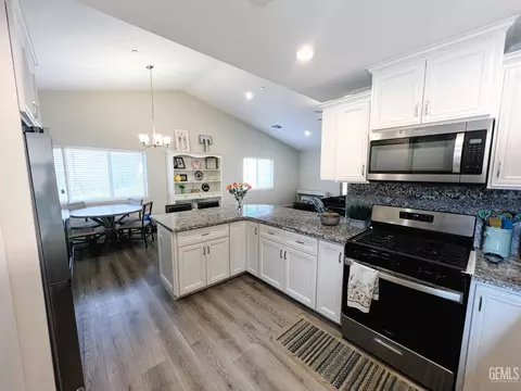 Kitchen - 17950 Zurich Ct, Tehachapi, CA 93561 photo 3 of 4