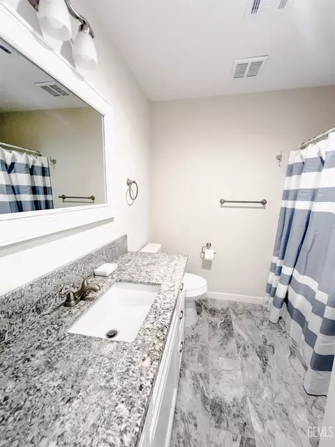 Bath - 17950 Zurich Ct, Tehachapi, CA 93561 photo 1 of 3