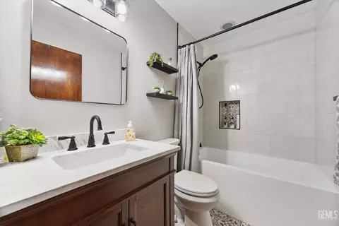 Bath - 23461 Cool Haven Ct, Tehachapi, CA 93561 photo 3 of 3